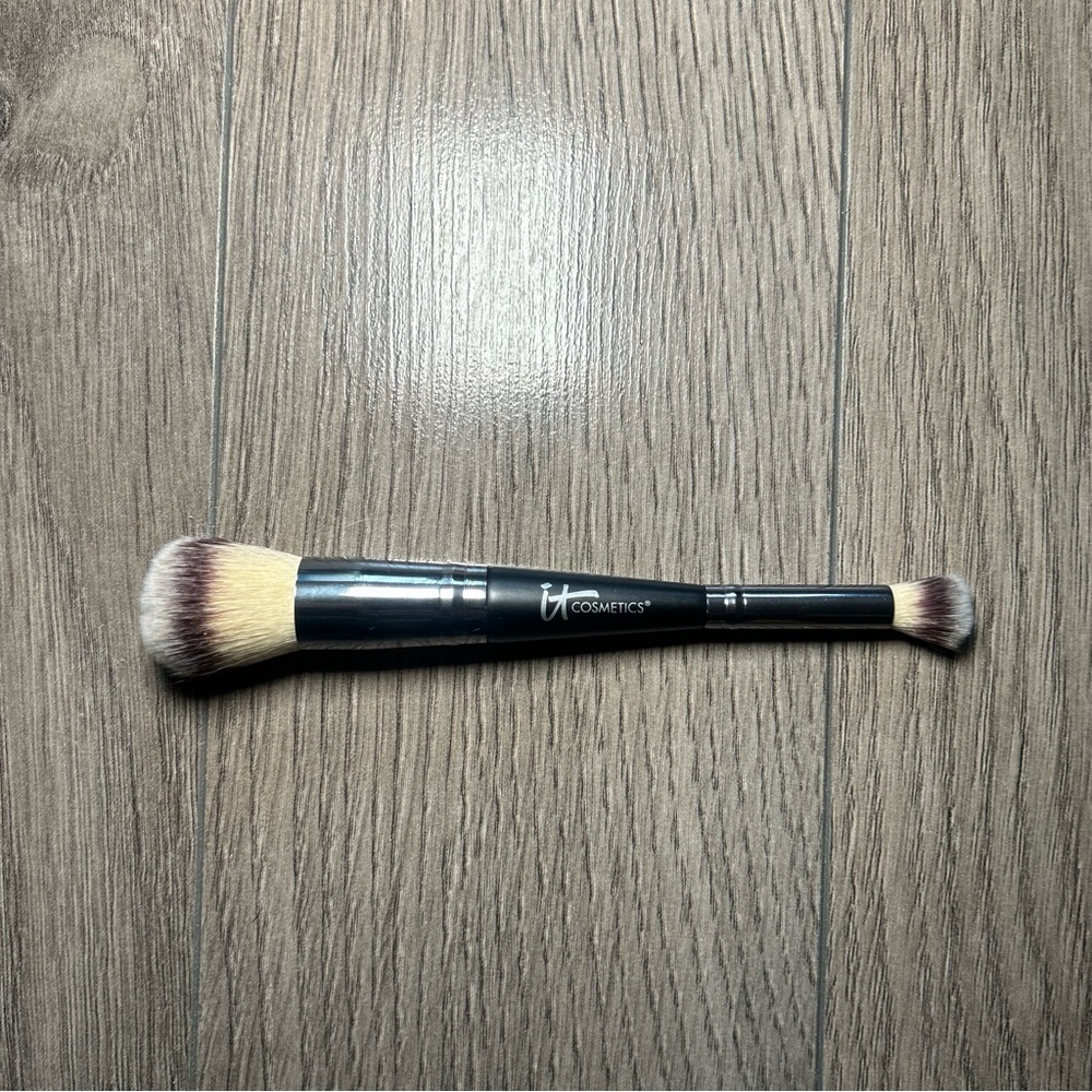 NWOT IT Cosmetics Heavenly Luxe Complexion Perfection Brush #7 Dual Ended Brush